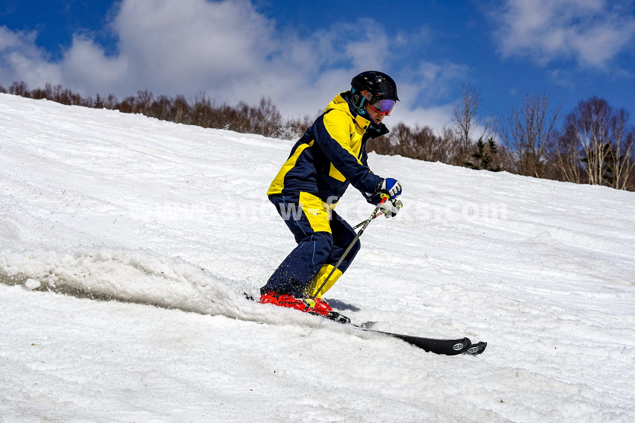 札幌国際スキー場 Mt.石井スポーツ ISHII SKI ACADEMY 校長・斉藤人之さんによる『斉藤塾』開講。本日のテーマは、「春雪！コブからスキーのたわみを楽しむ！！」(^^)v